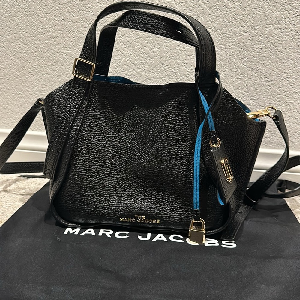 Everything is in perfect condition, no scratches or bad stitching.